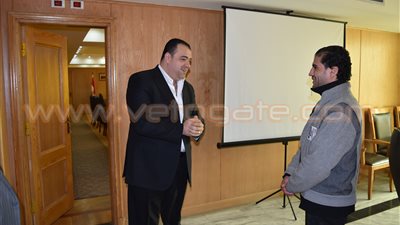 بالفيديو.. محافظ الفيوم يخصص وحدة سكنية لشاب احترق مسكنه