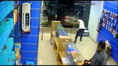 بالفيديو.. لص يسرق متجر إلكترونيات بالأردن بطريقة «اخطف واجري»