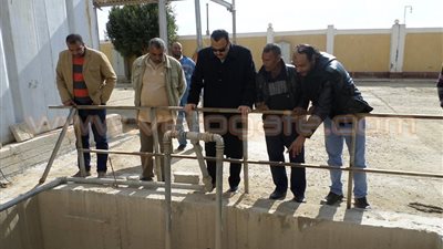 بالصور.. انتهاء أزمة ضعف المياه في قرية بالظهير الصحراوي بقنا