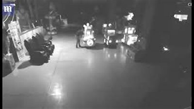 رجل يختبئ داخل مركز تسوق مع طفله حتى موعد الإغلاق (فيديو وصور)