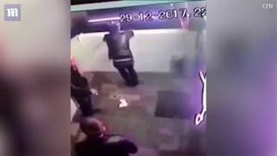 لحظة سقوط مدخن حاول الجلوس على حافة شرفة (فيديو وصور)