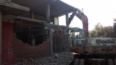 إزالة مبنى مُتعدي على أملاك الري بشبرا الخيمة (صور)