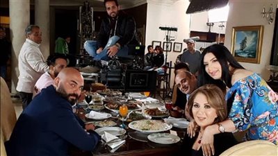 عبير صبري وأحمد صلاح حسني وبوسي في كواليس «بيت السلايف»