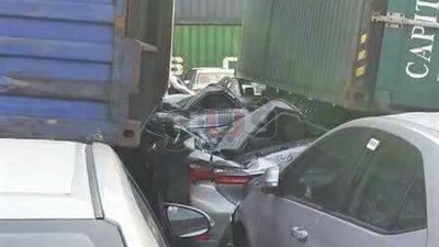 سقوط حاوية على شحنة سيارات بميناء دمياط (صور)