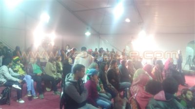 بالصور.. جمهور «الأولة بلدي» يفترش الأرض في معرض الكتاب