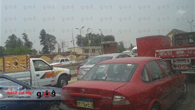 بالصور.. تعطل الحركة المرورية بالطريق الزراعي بسبب انقلاب سيارة