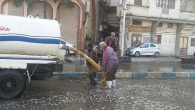 وحدة دمياط تكسح مياه الأمطار من شوارع المحافظة (صور)