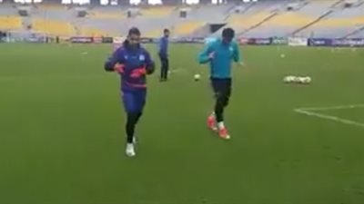 لاعبو المصري يخوضون عمليات الإحماء استعدادا لسموحة (فيديو)