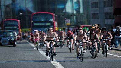 بالفيديو والصور.. «مظاهرات +18».. احتجاج عارٍ من أجل الرئيس المعزول.. «عاريات من أجل الفقراء» في حضرة رؤساء وملوك الدول.. ألمانيات «ملط» ضد «بوتين».. وقُبلات سا