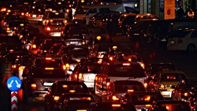 شلل مروري أعلى «دائري الخصوص» بسبب سيارة مشتبه بها