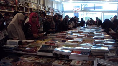 إقبال كثيف على معرض القاهرة للكتاب في ثالث أيامه