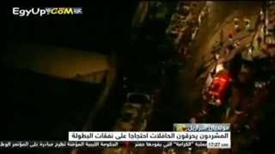 بالفيديو.. مشردون يحرقون أتوبيسات احتجاجًا على 