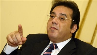 مذيع بقناة الشرق يفتح النار على أيمن نور: «كاذب وطاغ ومستبد»