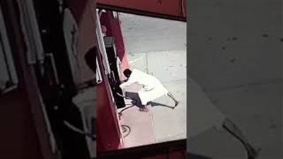 شخص يشعل النار في محطة وقود بالسعودية (فيديو)