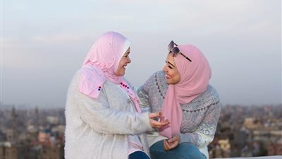 جلسة تصوير لفتاة وحماتها تشعل مواقع التواصل (صور)