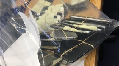 بالصور.. «حرامي» يخفى 38 هاتفا في «البنطلون»