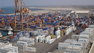 استقبال وسفر 889 راكبا وتداول 53 شاحنة بميناء نويبع