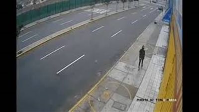 لحظة دهس امرأة بطريقة مروعة (فيديو)