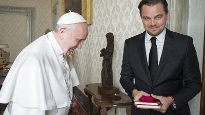 بالفيديو والصور.. ليوناردو دي كابريو يقبل يد البابا فرانسيس