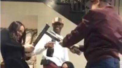 مزاح شاب يتسبب في سقوط مروع لصديقته (فيديو)