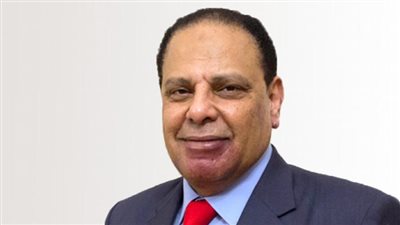 مطار القاهرة يكشف حقيقة احتجاز علاء الأسواني