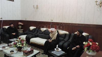 وفد من الأسرة الدندراوية يقدم التهنئة للأنبا شاوربيم بقنا (صور)