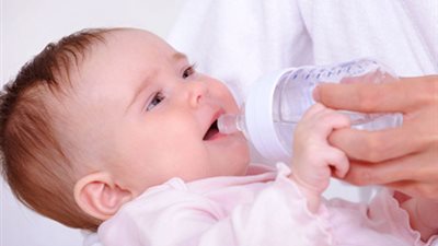 للأمهات.. طرق إرضاع الطفل المصاب بـ«ارتجاع المريء»