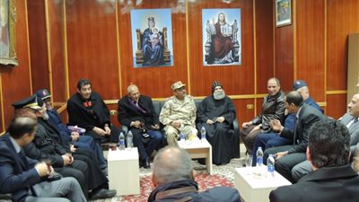 مدير أمن مطروح يقدم التهنئة للأقباط بكنيسة السيدة العذراء (صور)