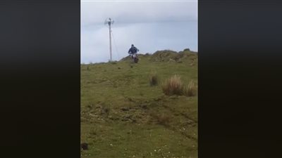 سقوط مروع لشاب يقود دراجة نارية (فيديو)