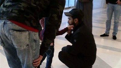 بالصور.. تامر حسني يصلي الجمعة بالكويت قبل إحياء حفله بـ«هلا فبراير»