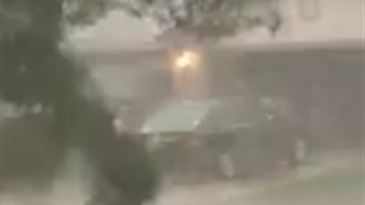 تصرف غبي لرجل أثناء أمطار غزيرة يشعل «فيس بوك»