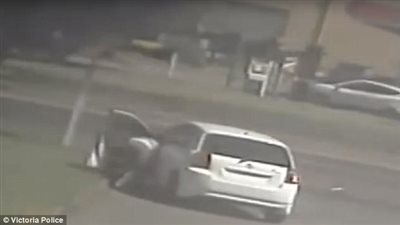 سيارة تصدم شابا فيطير بالهواء في مشهد غريب (فيديو وصور)