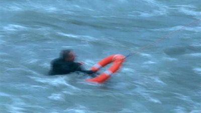 إنقاذ رجل وكلبه من الغرق (صور)