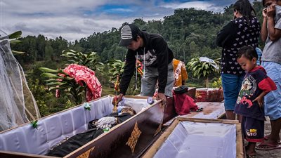 قرويون يخرجون جثث موتاهم لتنظيفها في مهرجان سنوي (صور)