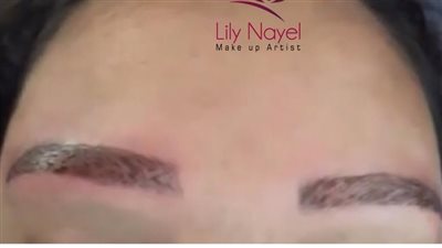 «الخير مش بس فلوس».. «لي لي» ترسم حواجب مريضات السرطان مجانا