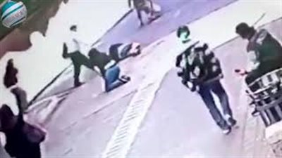 لحظة سقوط لوحة إعلانات ضخمة على المارة بكوستاريكا (فيديو)