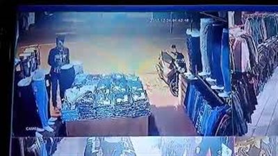 لحظة نهب محل ملابس بطريقة غريبة (فيديو)