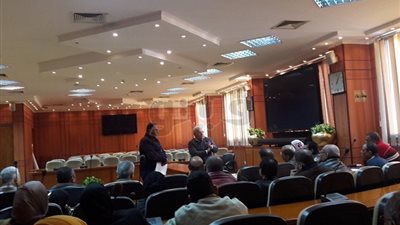 محافظ بورسعيد يشدد على مراجعة تراخيص المحال المغلقة