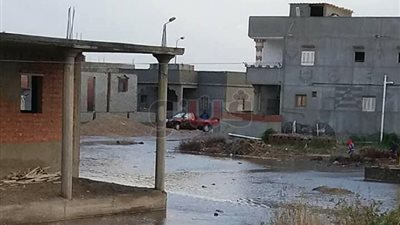 قرية الديبة تغرق في أمواج النوة ببورسعيد.. والأهالي: هنموت (فيديو)