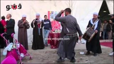 بالفيديو.. رجل يبهر جمهور معرض الكتاب «بالرقص على طريقة السيدات»