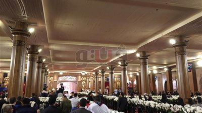 متحدث الرئاسة وعدد من الوزراء يستمعون لتراتيل الميلاد