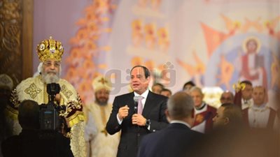 الأقباط يستقبلون السيسي بالفل والزنبق الأبيض (فيديو)