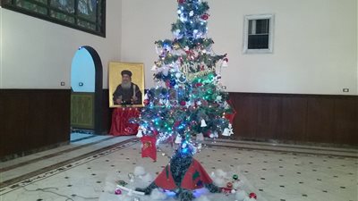 مجسم لرحلة العائلة المقدسة وشجرة الكريسماس يزينان مطرانية قنا (فيديو)