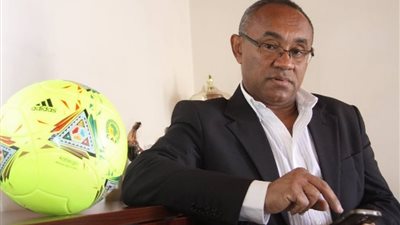 رئيس «كاف» يشيد بجهود أبو ريدة في تطوير الكرة المصرية