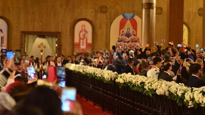 «سيلفي الرئيس» طريقة احتفال الأقباط بأول قداس في كاتدرائية العاصمة (صور)