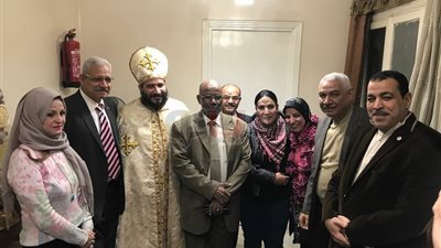 رئيس حي العمرانية يشارك الأقباط احتفالهم بعيد الميلاد المجيد (صور)