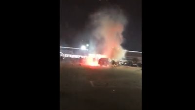 وصلة مزاح بالألعاب النارية تنتهي بإشعال سيارة (فيديو)