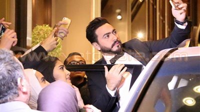 بالفيديو والصور.. تامر حسني يشعل مسرح مهرجان «هلا فبراير» بالكويت