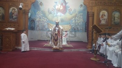 الأقباط يؤدون قداس عيد الميلاد في الشرقية (فيديو وصور)