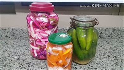 أسرع طريقة لعمل مخلل اللفت والجزر والخيار (فيديو)